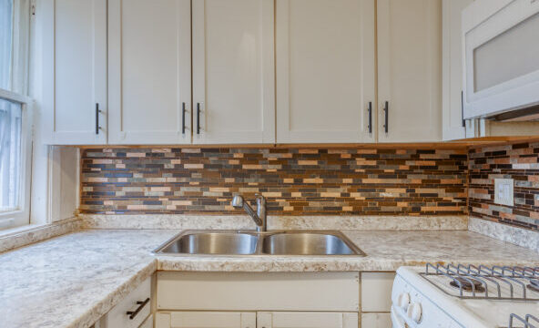 422_W_Saginaw_St_3_1-592×444