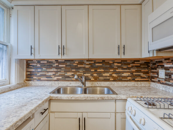 422_W_Saginaw_St_3_1-592×444