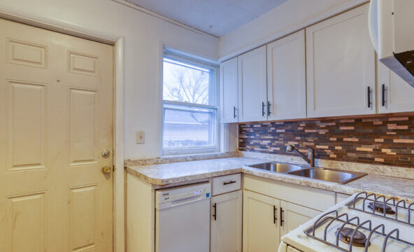 422_W_Saginaw_St_9_3-592×444