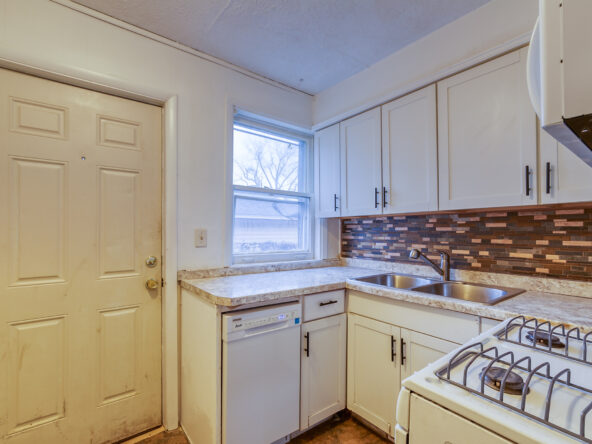 422_W_Saginaw_St_9_3-592×444