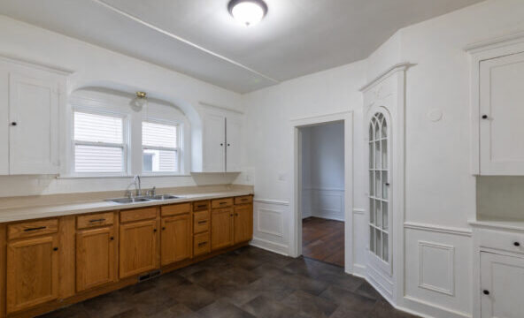 706-W-Saginaw_17-592×444