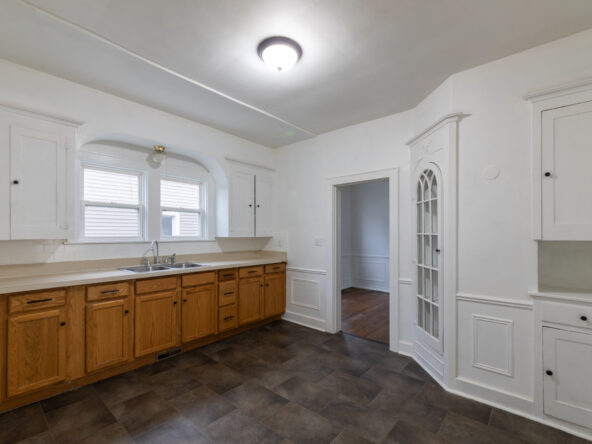 706-W-Saginaw_17-592×444